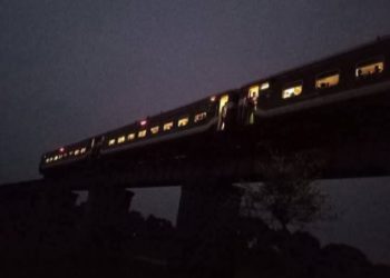 নেত্রকোনা গামী মোহনগঞ্জ এক্সপ্রেস ট্রেনটির স্প্রিং ভেঙ্গে ইঞ্জিন থেকে বগি বিচ্ছিন্ন