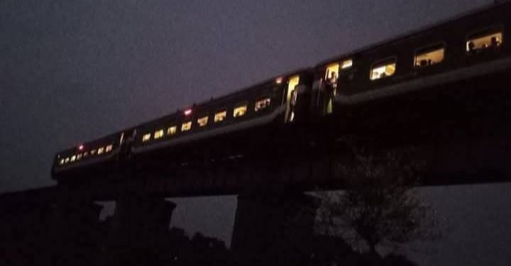 নেত্রকোনা গামী মোহনগঞ্জ এক্সপ্রেস ট্রেনটির স্প্রিং ভেঙ্গে ইঞ্জিন থেকে বগি বিচ্ছিন্ন