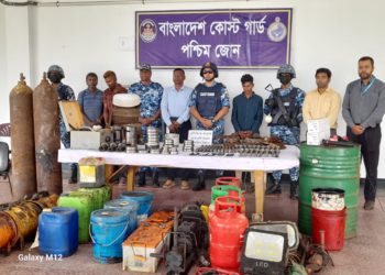 মোংলা বন্দরে জাহাজ থেকে চুরি করা মালামালসহ তিনজন আটক