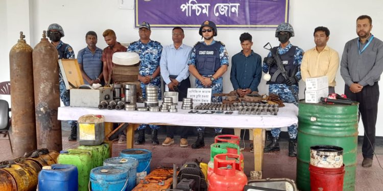 মোংলা বন্দরে জাহাজ থেকে চুরি করা মালামালসহ তিনজন আটক