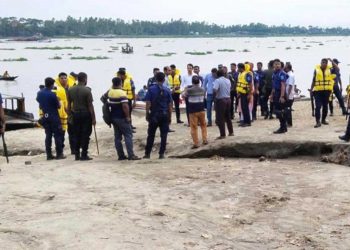 নরসিংদীতে মেঘনায় ভ্রাম্যমাণ আদালতকে লক্ষ্য করে বালু সন্ত্রাসীদের ককটেল ও গুলি বর্ষণ