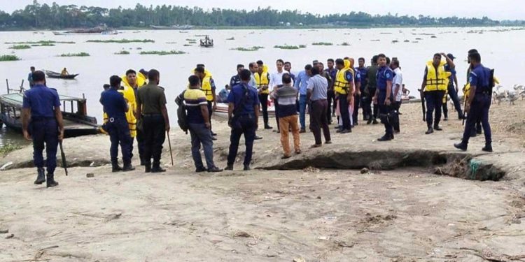 নরসিংদীতে মেঘনায় ভ্রাম্যমাণ আদালতকে লক্ষ্য করে বালু সন্ত্রাসীদের ককটেল ও গুলি বর্ষণ
