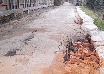 তেঁতুলিয়ায় নির্মাণের কয়েক দিনেই দেবে গেল সড়ক