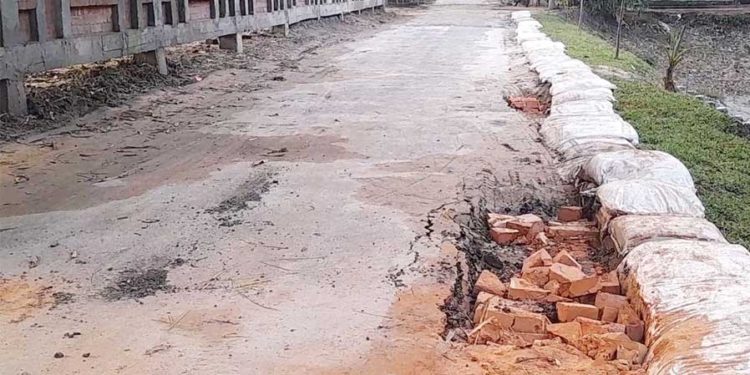 তেঁতুলিয়ায় নির্মাণের কয়েক দিনেই দেবে গেল সড়ক