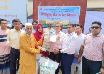 ঝিনাইদহে সাড়ে ৪ হাজার কৃষকের মাঝে বিনামূল্যে সার ও বীজ বিতরণ