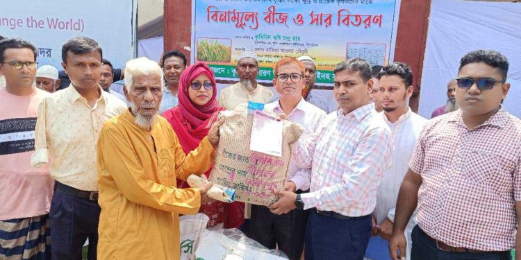ঝিনাইদহে সাড়ে ৪ হাজার কৃষকের মাঝে বিনামূল্যে সার ও বীজ বিতরণ