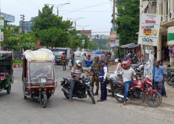 সড়কে শৃঙ্খলা ও নিরাপত্তায় ঠাকুরগাঁওয়ে সেনাবাহিনী ও পুলিশের যৌথ চেকপোস্ট