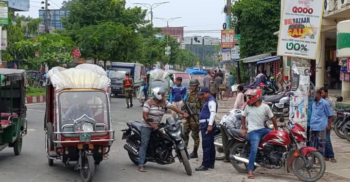 সড়কে শৃঙ্খলা ও নিরাপত্তায় ঠাকুরগাঁওয়ে সেনাবাহিনী ও পুলিশের যৌথ চেকপোস্ট