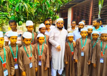 ইয়াতিম শিশুদের ঈদ উপহার দিলেন আব্দুস সাত্তার