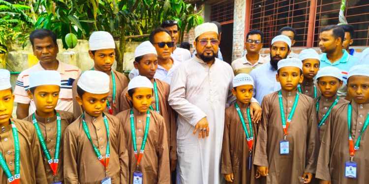 ইয়াতিম শিশুদের ঈদ উপহার দিলেন আব্দুস সাত্তার