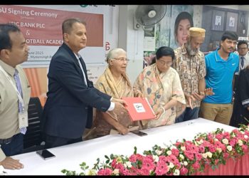 অদম্য কলসিন্দুর ফুটবল কণ্যাদের পাশে আইএফআইসি ব্যাংক,  সমঝোতা স্বাক্ষর