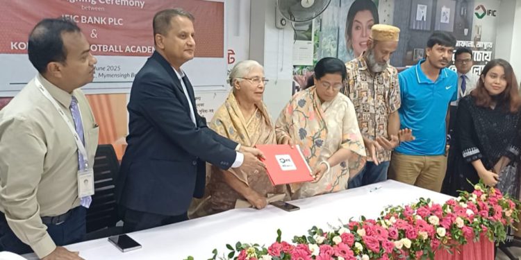 অদম্য কলসিন্দুর ফুটবল কণ্যাদের পাশে আইএফআইসি ব্যাংক,  সমঝোতা স্বাক্ষর