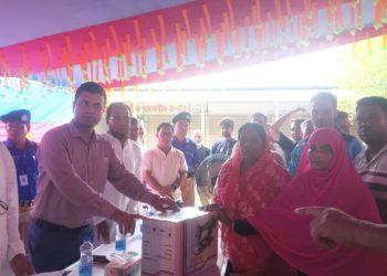 গোপালগঞ্জে দুস্থ্য মহিলাদের মাঝে সেলাই মেশিন বিতরণ