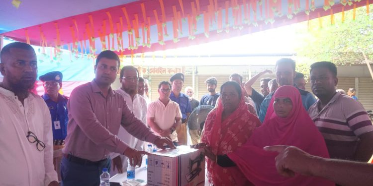 গোপালগঞ্জে দুস্থ্য মহিলাদের মাঝে সেলাই মেশিন বিতরণ