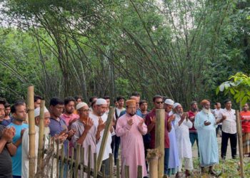 শহীদ বিএনপি কর্মী মকবুলের করব জিয়ারত করলেন আব্দুস সাত্তার