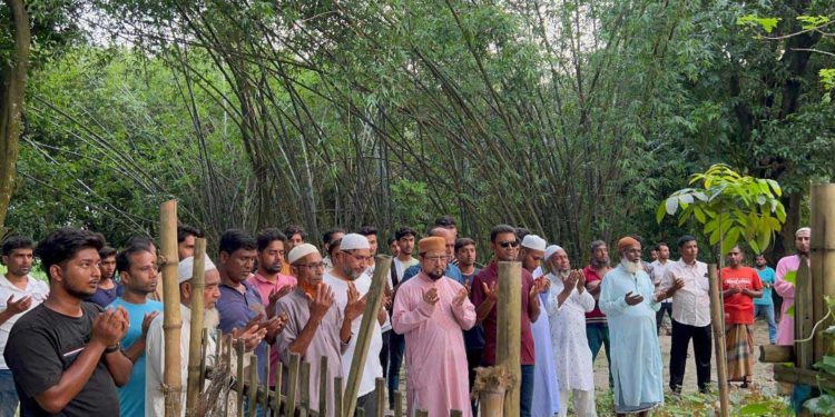 শহীদ বিএনপি কর্মী মকবুলের করব জিয়ারত করলেন আব্দুস সাত্তার
