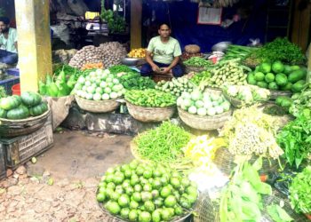 ঝিনাইদহে টানা বৃষ্টির প্রভাবে বেড়েছে সবজির দাম, কাঁচা মরিচের ঝাঁজও চড়া
