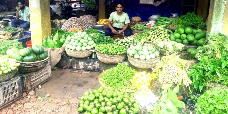 ঝিনাইদহে টানা বৃষ্টির প্রভাবে বেড়েছে সবজির দাম, কাঁচা মরিচের ঝাঁজও চড়া