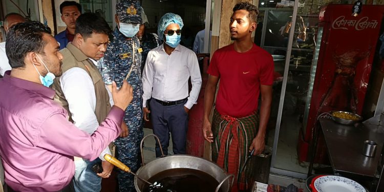 বরগুনা শহরে বিশুদ্ধ খাদ্য আদালতের ভেজাল বিরোধী অভিযান