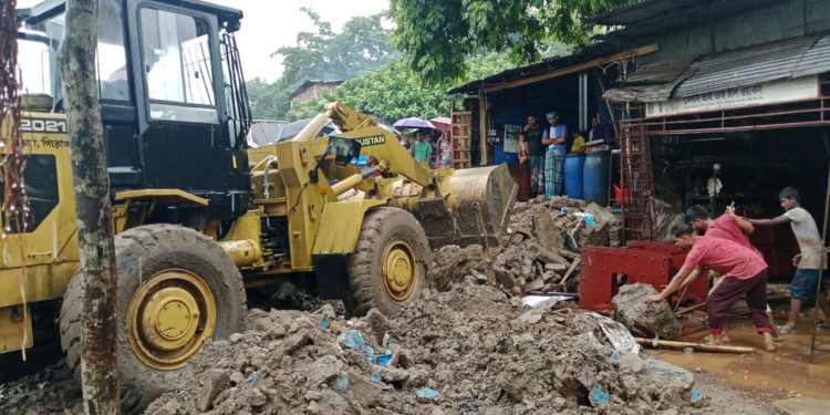 পিরোজপুর সওজ এর অবৈধ স্থাপনা উচ্ছেদ অভিযান