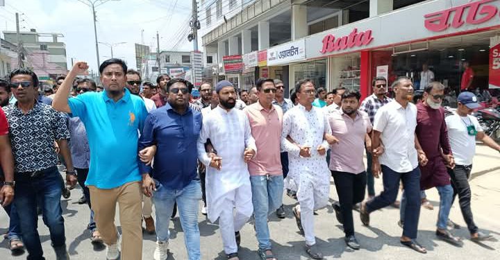 মিটফোর্ডে প্রতিবাদে ঠাকুরগাঁওয়ে ছাত্রদল -যুবদল ও শিক্ষার্থীদের বিক্ষোভ