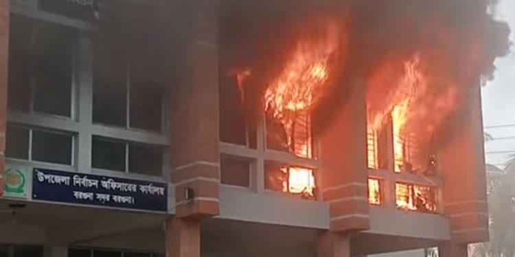 বরগুনা জেলা নির্বাচন অফিসের একটি কক্ষে ভয়াবহ অগ্নিকান্ড