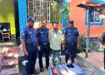 ঠাকুরগাঁওয়ের রানীশংকৈল উপজেলায় যৌথ বাহিনীর অভিযানে দেশীয় অস্ত্রসহ মাদক ব্যবসায়ী আটক