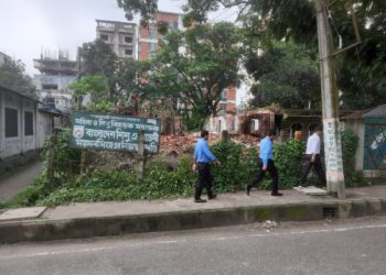 হরিকিশোর রায় রোডে অবস্থিত একটি জরাজীর্ণ বাড়ি ভেঙ্গে ফেলা হচ্ছে