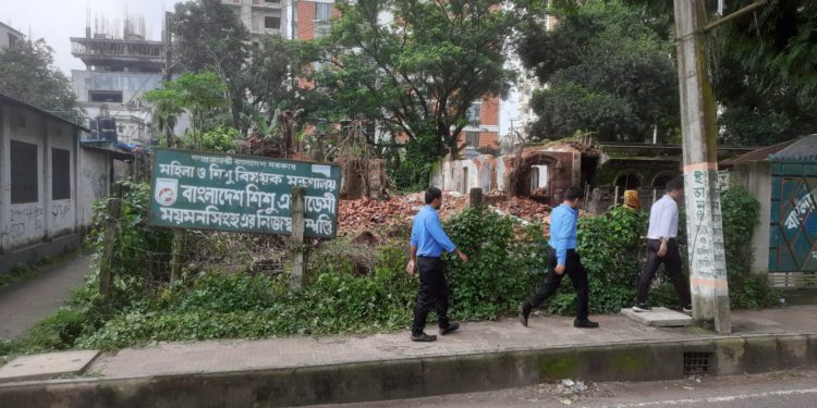 হরিকিশোর রায় রোডে অবস্থিত একটি জরাজীর্ণ বাড়ি ভেঙ্গে ফেলা হচ্ছে