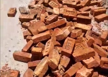 দুর্গাপুরে সড়ক নির্মাণের নিম্নমানের ইট ব্যবহার অভিযোগ