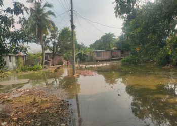 স্বল্প বৃষ্টিতে ডুবে যায় রাস্তা জনদুর্ভোগ চরমে