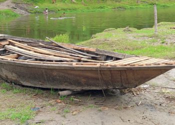 পানিতে ভিজে নদী পারাপার