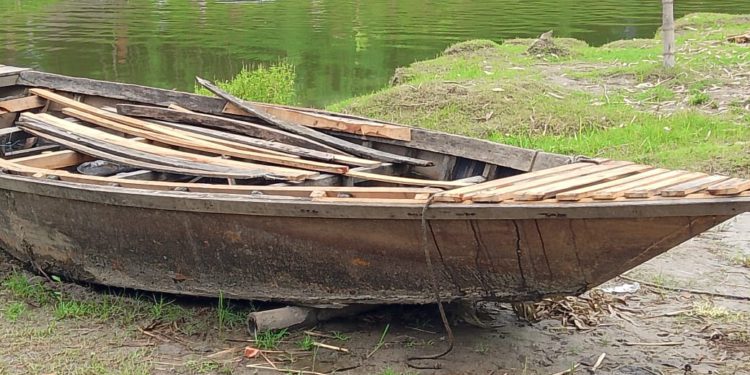 পানিতে ভিজে নদী পারাপার