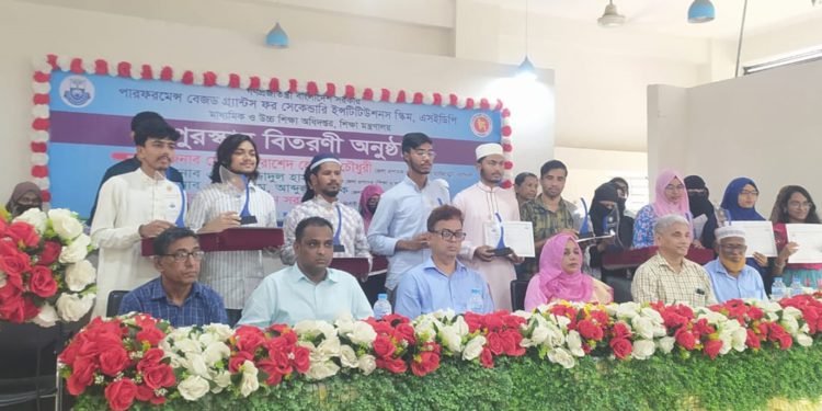 নরসিংদী সদরে মাধ্যমিক ও উচ্চ মাধ্যমিকের ২৫ জন শিক্ষার্থীর মধ্যে পুরষ্কার প্রদান করেন জেলা প্রশাসক মোহাম্মদ রাশেদ হোসেন চৌধুরী