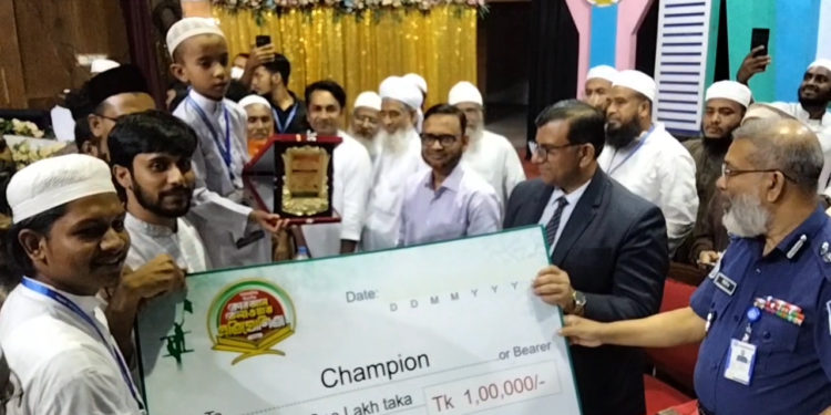 জুলাই বিপ্লবের বছর পুর্তিতে কোরআন তেলওয়াত প্রতিযোগীতা বিজয়ীদেরে মাঝে লক্ষ টাকার চেক বিতরন