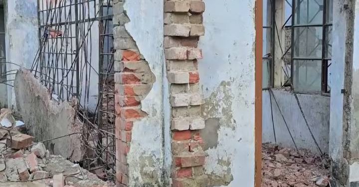 নেত্রকোনায় বিএডিসি (সেচ) অফিসের পরিত‍্যক্ত ভবনের ছাদ ধসে ৩ শ্রমিক নিহত আহত ২