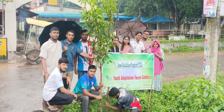 জলবায়ু ঝুঁকি মোকাবেলায় সাতক্ষীরায় বৃক্ষরোপণ করলো ইয়ুথ অ্যাডাপটেশন ফোরাম