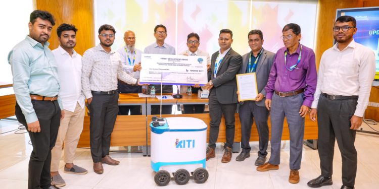 স্বয়ংক্রিয় খাদ্য সরবরাহকারী রোবট “করঃর” উদ্ভাবন করল ড্যাফোডিল ইন্টারন্যাশনাল ইউনিভার্সিটি