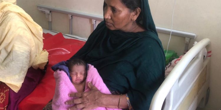 নরসিংদী’র হাসপাতাল থেকে দিন-দুপুরে চুরি হওয়া নবজাতক উদ্ধার