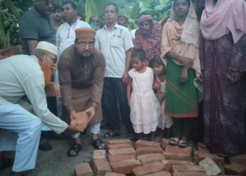 দুর্গাপুরে আব্দুস সাত্তারের অর্থায়নে কাঁচা রাস্তা সংস্কার করলো এলাকাবাসী