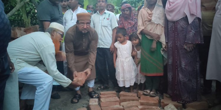 দুর্গাপুরে আব্দুস সাত্তারের অর্থায়নে কাঁচা রাস্তা সংস্কার করলো এলাকাবাসী