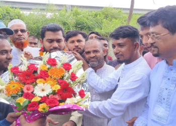 লায়ন নুর ইসলামের নির্বাচনী এলাকা নড়াইল ২ এ ভি,পি নূরকে ফুলের শুভেচ্ছা