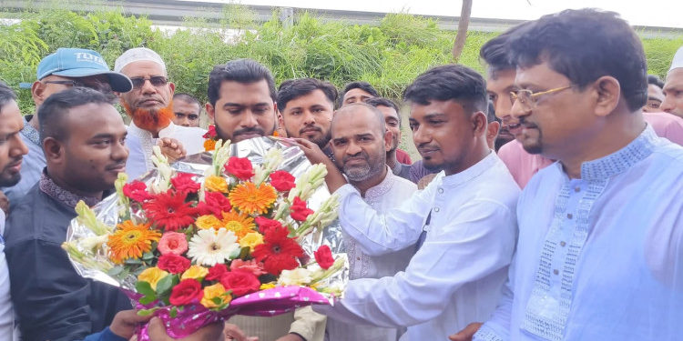 লায়ন নুর ইসলামের নির্বাচনী এলাকা নড়াইল ২ এ ভি,পি নূরকে ফুলের শুভেচ্ছা