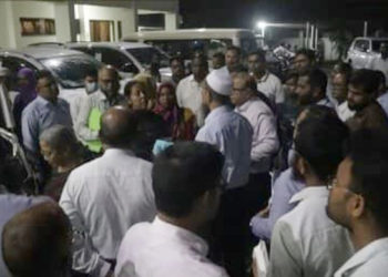 প্রাণিসম্পদ কর্মকর্তার গাড়িতে মেয়াদোত্তীর্ণ ওষুধ, হাতেনাতে ধরলেন উপদেষ্টা