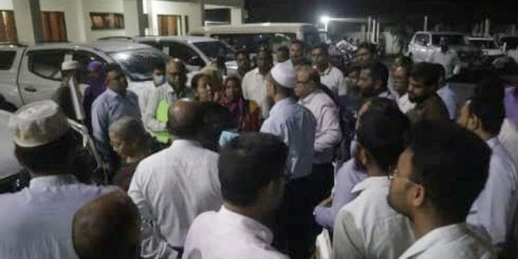 প্রাণিসম্পদ কর্মকর্তার গাড়িতে মেয়াদোত্তীর্ণ ওষুধ, হাতেনাতে ধরলেন উপদেষ্টা