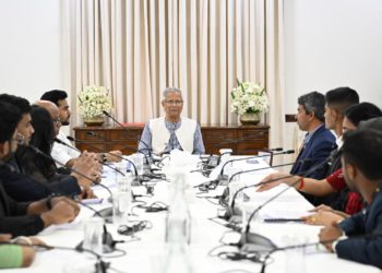 জাতীয় নীতি প্রতিযোগিতায় বিজয়ী শিক্ষার্থীদের সঙ্গে প্রধান উপদেষ্টার শুভেচ্ছা বিনিময়