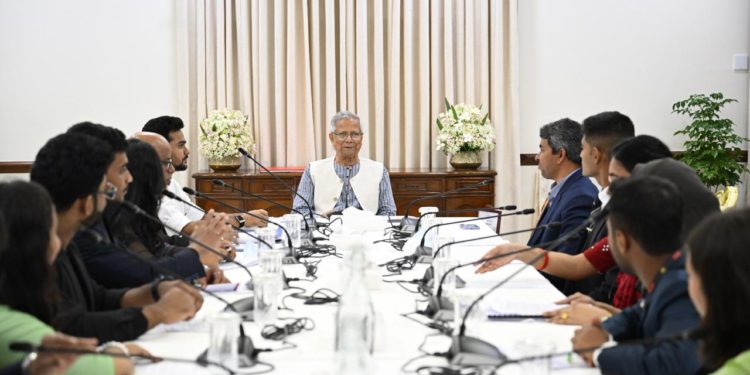 জাতীয় নীতি প্রতিযোগিতায় বিজয়ী শিক্ষার্থীদের সঙ্গে প্রধান উপদেষ্টার শুভেচ্ছা বিনিময়