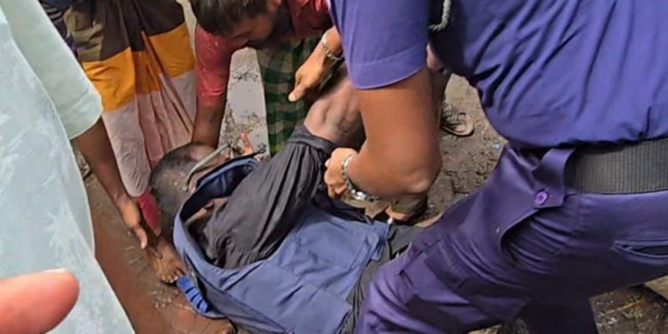 নরসিংদী শহরে চাঁদাবাজদের ছাড়িয়ে পুলিশের ওপর সন্ত্রাসী হামলা