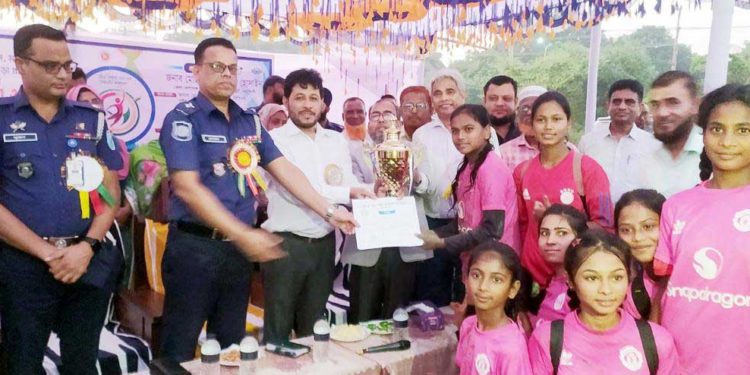 নরসিংদীতে স্কুল মাদ্রাসা ও কারিগরি শিক্ষার গ্রীষ্মকালীন খেলায় মহিলা ফুটবলে রায়পুরা শতদল গার্লস্ স্কুল চ্যাম্পিয়ন
