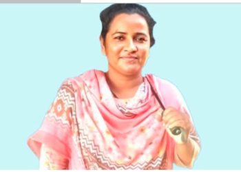 শিক্ষিকা থাকেন ঢাকায়, খালিয়াজুরীতে তাঁর নামে স্বাক্ষর করেন স্নাতকপড়ুয়া